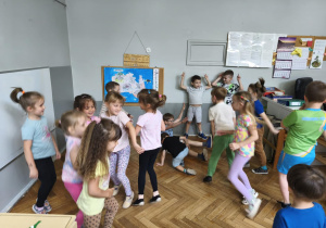 Na zdjeciu widzimy grupkę dzieci, które uczestniczą w zajęciach tanecznych połączonych z elementami Zumby.