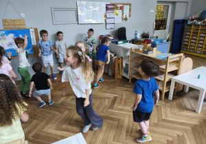 Na zdjeciu widzimy grupkę dzieci, które uczestniczą w zajęciach tanecznych połączonych z elementami Zumby.