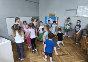 Na zdjeciu widzimy grupkę dzieci, które uczestniczą w zajęciach tanecznych połączonych z elementami Zumby.