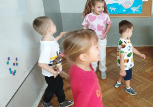 Na zdjeciu widzimy grupkę dzieci, które uczestniczą w zajęciach tanecznych połączonych z elementami Zumby.