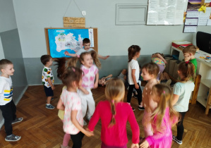 Na zdjeciu widzimy grupkę dzieci, które uczestniczą w zajęciach tanecznych połączonych z elementami Zumby.