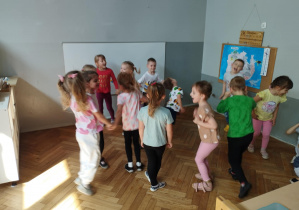 Na zdjeciu widzimy grupkę dzieci, które uczestniczą w zajęciach tanecznych połączonych z elementami Zumby.