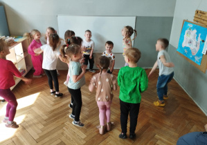 Na zdjeciu widzimy grupkę dzieci, które uczestniczą w zajęciach tanecznych połączonych z elementami Zumby.