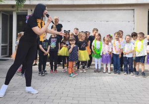 Na zdjęciu widzimy dzieci z grupy I i II, a także Panią Dyrektor, która wita dzieci na Pikniku.