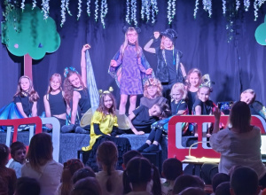 Przedstawienie koła teatralnego w SP Krzysztofa Augustyniaka