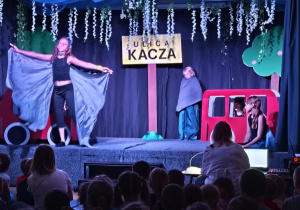 Dzieci grające w przedstawieniu