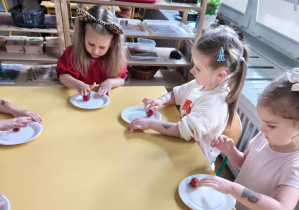 Toczenie truskawki na tależyku