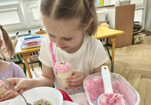 Dzieci szykują desery lodowe