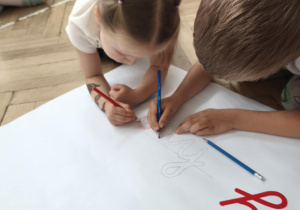 Dzieci przygotowują reklamę lodziarni