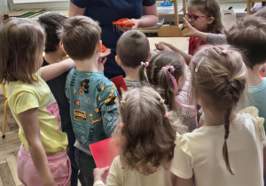 Mama wręcza dzieciom kolorowanki