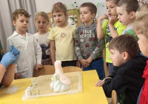 Dzieci obserwują doświadczenie