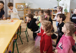 Dzieci obserwują doświadczenie
