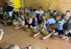 Zdjęcie przedstawia dzieci jedzące rosół.