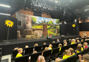 Zdjęcie przedstawia scenę teatralną.