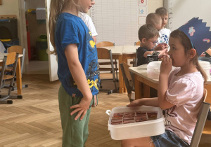 Zdjęcie przedstawia chłopca składającego życzenia koleżance.