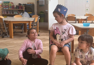 Zdjęcie przedstawia dziewczynkę podczas rozmowy z Jubilatką.