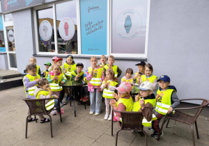 Zdjęcie przedstawia grupę dzieci jedzących lody.