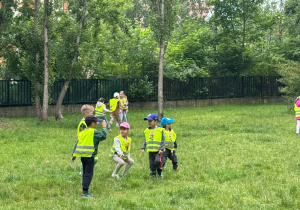 Dzieci na Skwerze Kolbego, bawiące się w ciuciubabkę