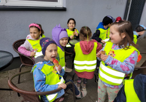Zdjęcie przedstawia dzieci jedzące lody.