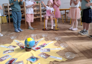 dzieci stoją na elipsie i klaszczą