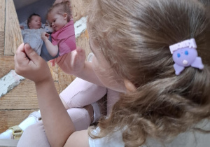 dziewczynka patrzy na zdjęcie dzieci