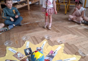 dziewczynka sznurek z nawlekczonymi koralikami