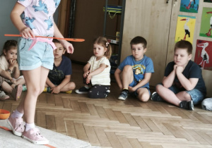 Dzieci podają psu karmę