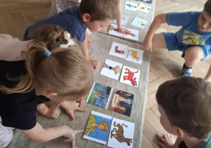 Dzieci wykonują zadanie o bajkach