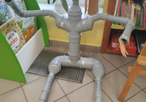 Zdjęcie przedstawia wystawę robotów kosmicznych w Bibliotece Miesjkiej Filia nr 72 w Łodzi.