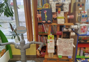Zdjęcie przedstawia wystawę robotów kosmicznych w Bibliotece Miesjkiej Filia nr 72 w Łodzi.