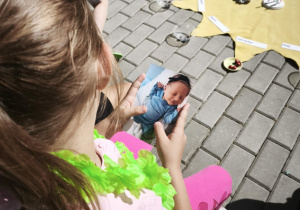 Dzieci oglądają zdjęcia z wczesnego dzieciństwa