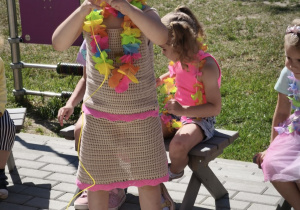 Dziewczynka nawleka korale
