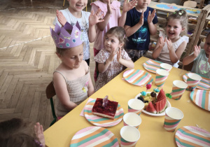 Dzieci śpiewają sto lat