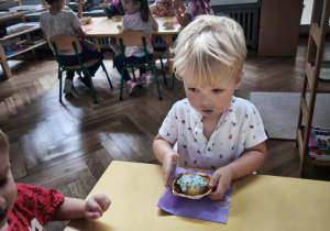 Chłopiec jedzący babeczkę