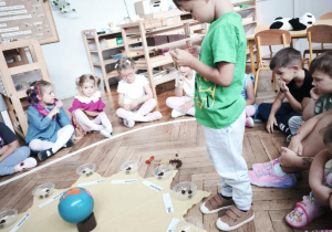 Chłopiec nawleka korale na łańcuch życia