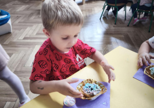 Chłopiec jedzący babeczkę