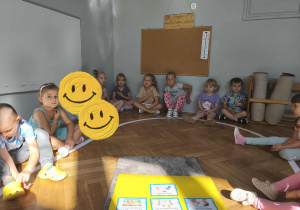 Na zdjęciu widzimy grupkę dzieci, które przyrzekają, że będą starać się respektować podpisane zasady w grupie.