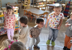 Na zdjęciu widzimy grupkę dzieci, które zamieniły się w małe kropki, które mają za zadanie skakać.
