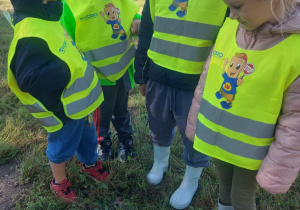 grupa dzieci przy swojej kropce mocy