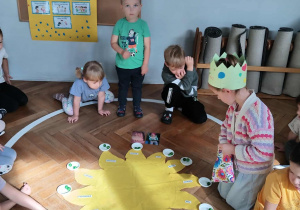 Na zdjęciu widzimy dziewczynkę, która wkłada do miseczek koraliki symbolizujące kolejne lata życia.