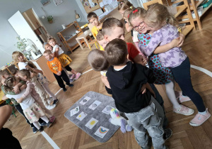 dzieci dziękują sobie poprzez przytulenie