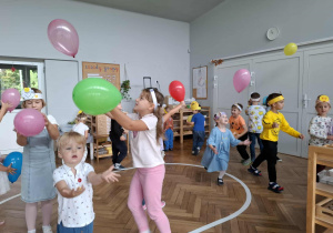 dzieci tańczą z balonami