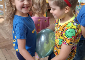 dzieci tańczą z balonami