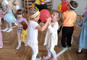 dzieci tańczą z balonami