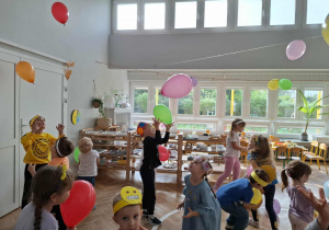 dzieci tańczą z balonami
