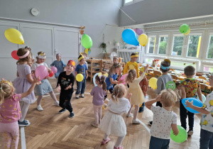 dzieci tańczą z balonami