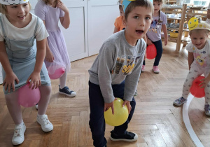 dzieci tańczą z balonami
