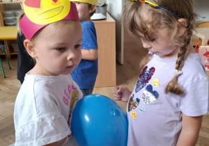 dzieci tańczą z balonami