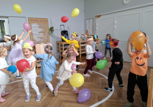 dzieci tańczą z balonami