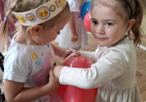 dzieci tańczą z balonami